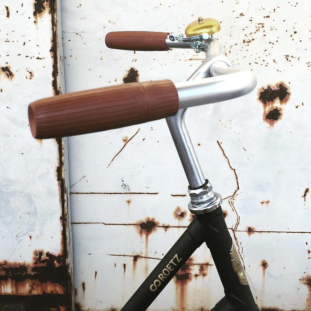 The Click & GO Road Ladies has a golden bell and standard grips