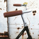 The Click & GO Road Ladies has a golden bell and standard grips