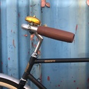 The Roetz Road Click & GO is standard with a golden bell and normal grips